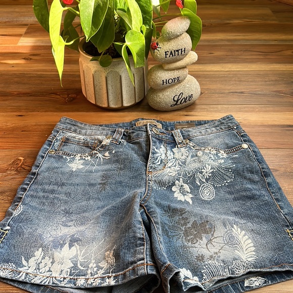 💖Vintage American Collection denim jean short with white floral design - Picture 2 of 6